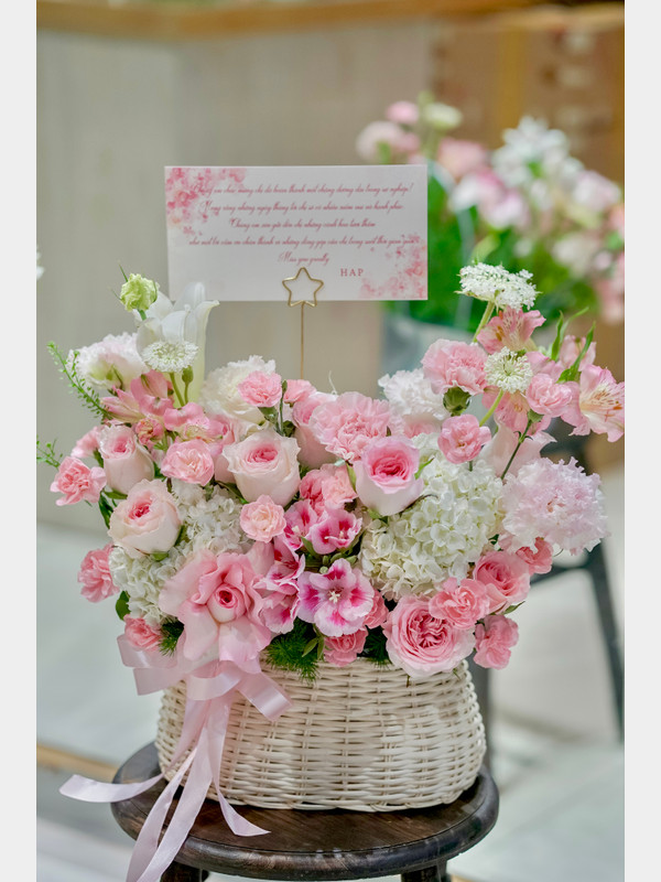 Hoa sinh nhật- Giỏ hoa tone trắng hồng sang trọng
