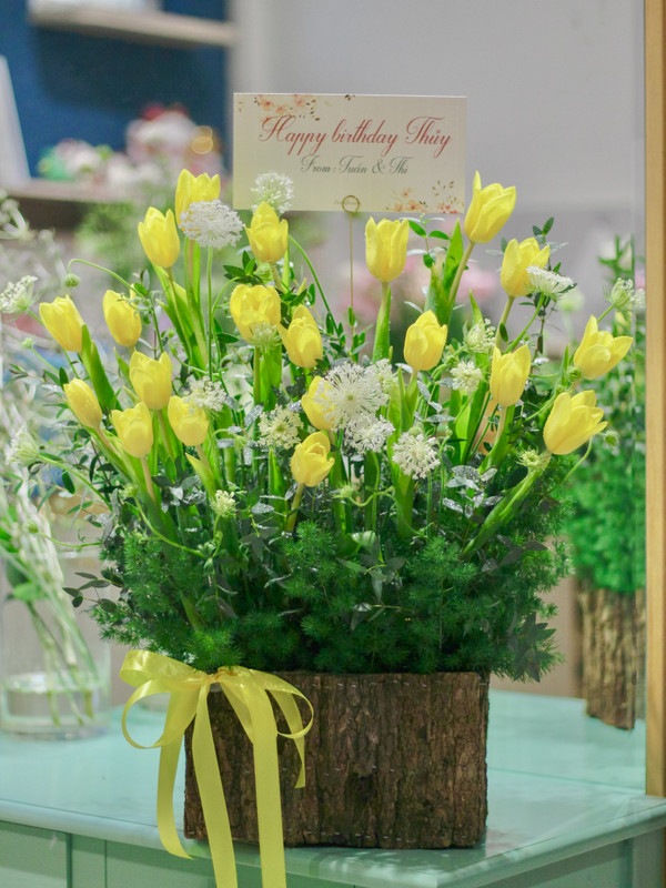 Giỏ hoa tulip chúc mừng sinh nhật - hoa tặng đối tác sang trọng