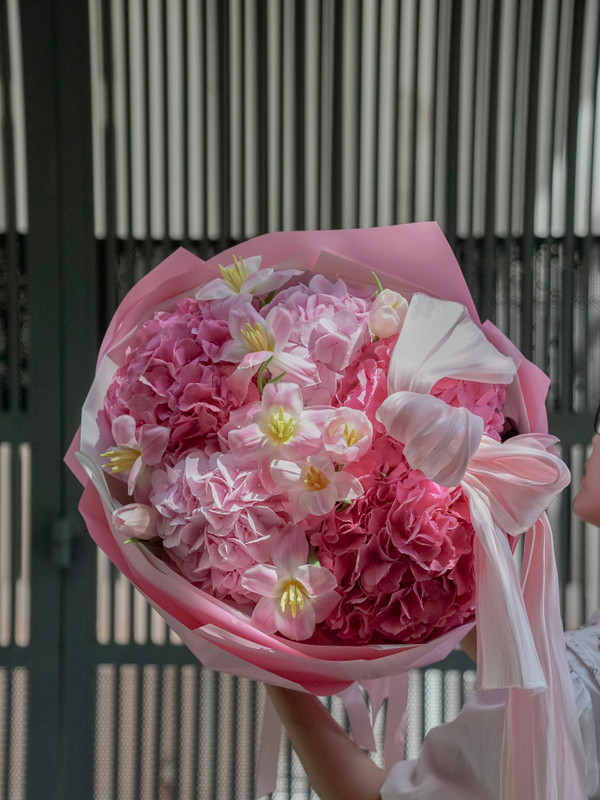 Bó hoa tú cầu mix tulip - Bó hoa sinh nhật tú cầu hồng mix tulip sang trọng