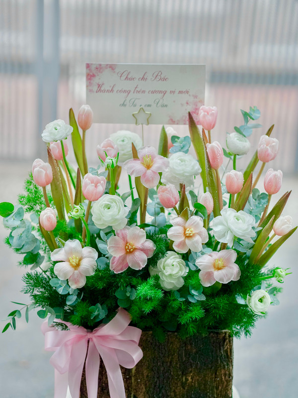 Hoa tặng sếp, đối tác sinh nhật - Giỏ hoa tulip hồng đào mix mao lương