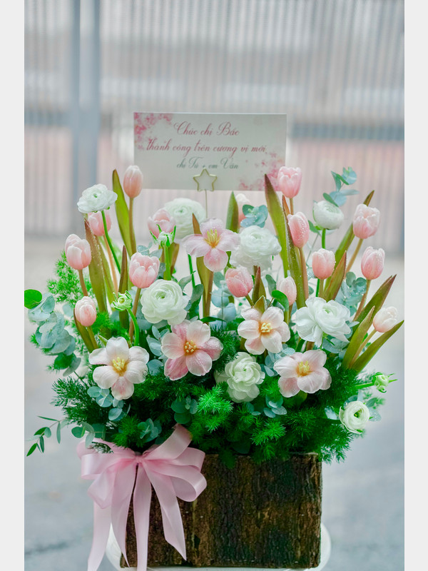 Hoa tặng sếp, đối tác sinh nhật - Giỏ hoa tulip hồng đào mix mao lương