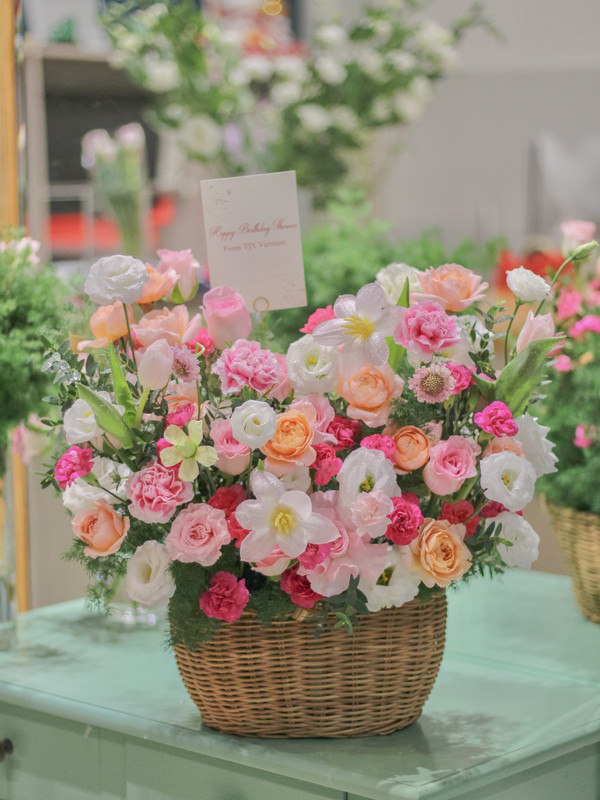 Hoa sinh nhật - Giỏ hoa tone hồng pastel trẻ trung tặng sếp nữ