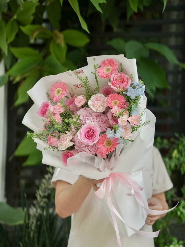 Bó hoa tú cầu hồng mix hoa hồng sang trọng tặng sinh nhật