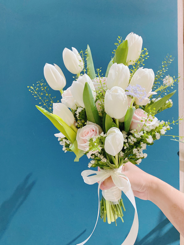 Hoa cưới tulip trắng mix hoa hồng