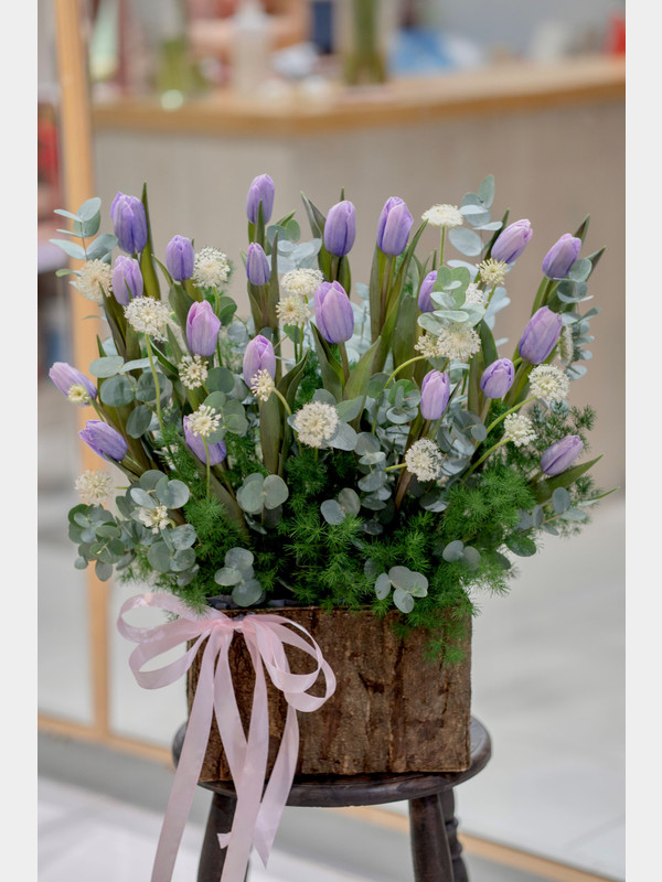 Giỏ hoa tulip tím mộng mơ tặng sinh nhật
