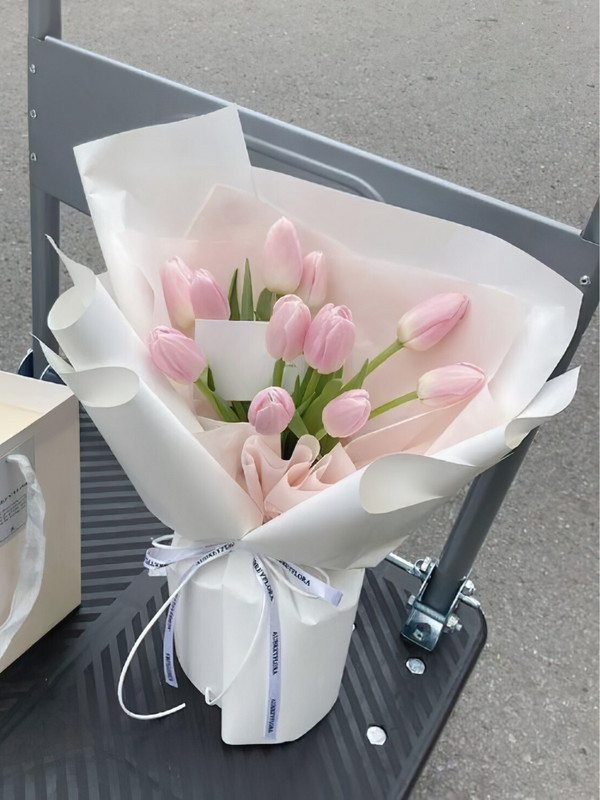 Hoa sinh nhật sang trọng - Bó hoa tulip hồng nhạt 10 bông tặng người yêu dịp sinh nhật, nhiều kiểu bó hot trend