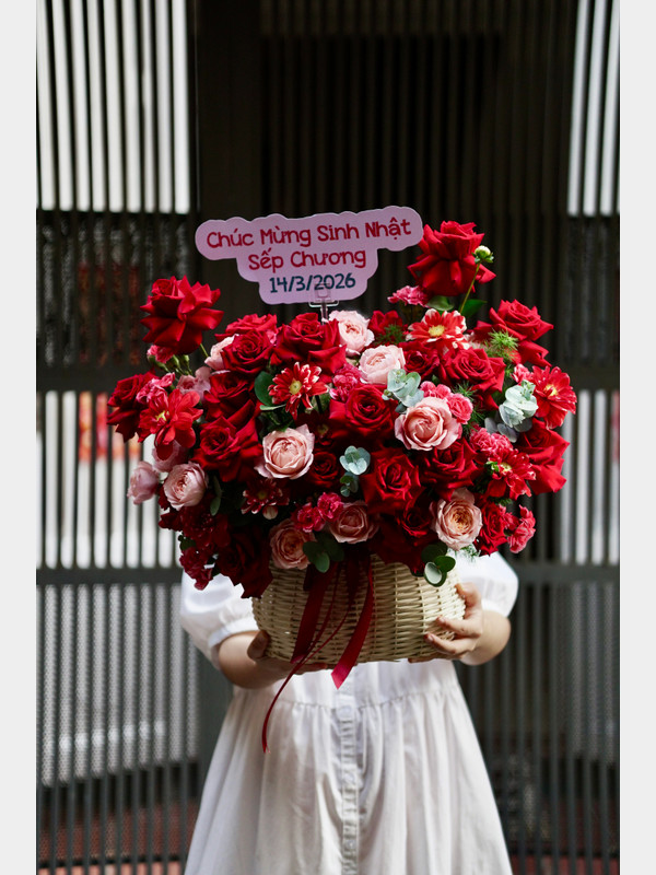 Giỏ hoa hồng đỏ tặng sinh nhật sếp nam