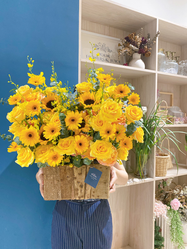 Giỏ hoa chúc mừng vàng rực rỡ