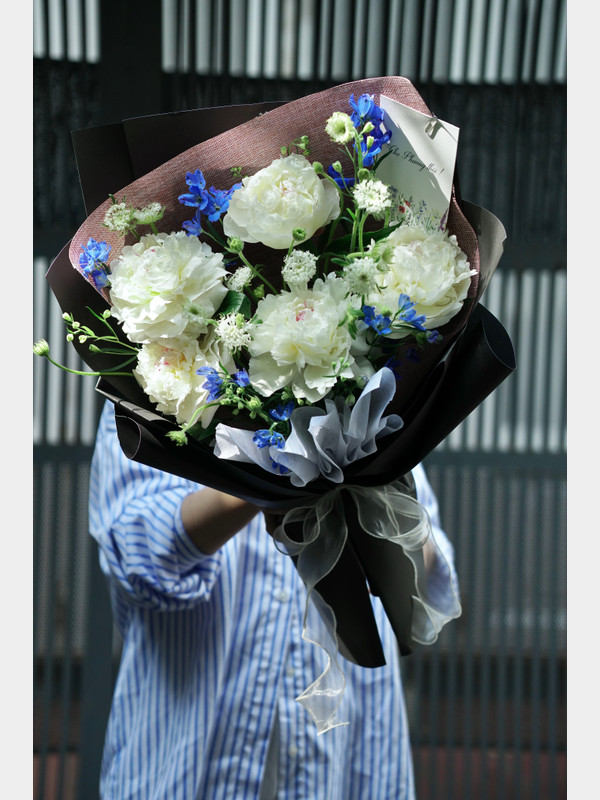 Bó hoa peony trắng mix hoa xanh dương sang trọng