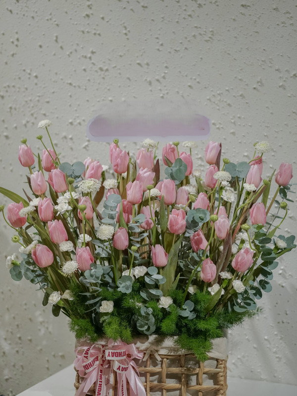 Giỏ hoa tulip sang trọng tặng đối tác