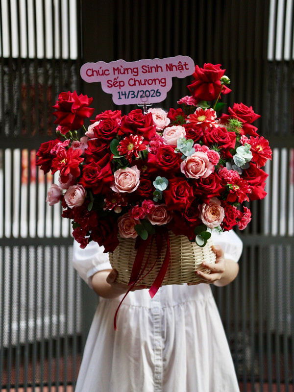 Giỏ hoa hồng đỏ tặng sinh nhật sếp nam