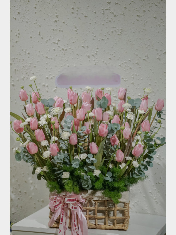 Giỏ hoa tulip sang trọng tặng đối tác