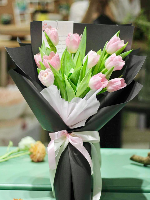 Hoa tulip hồng nhạt gói giấy đen - Hoa sinh nhật độc đáo