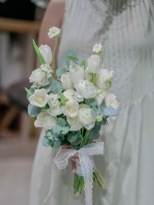 Hoa cưới tulip trắng - Bó hoa cưới tulip trắng mix mao lương trong trẻo