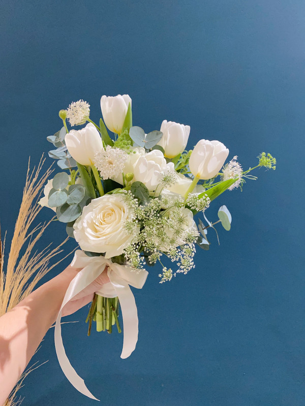Hoa cưới tulip trắng mix hoa hồng trắng