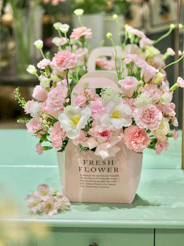 Hoa sinh nhật tặng vợ - túi hoa tone hồng nữ tính