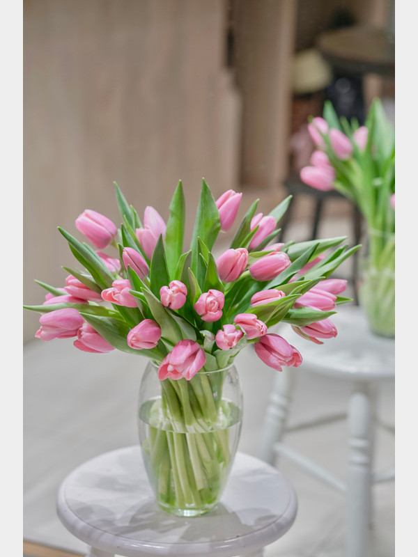 Bình hoa tulip 30 cành sang trọng chưng văn phòng sếp nữ