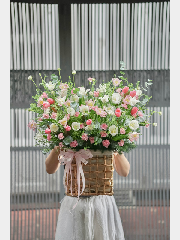 Giỏ hoa tulip - Giỏ hoa 40 cành tulip sang trọng tặng đối tác khách hàng