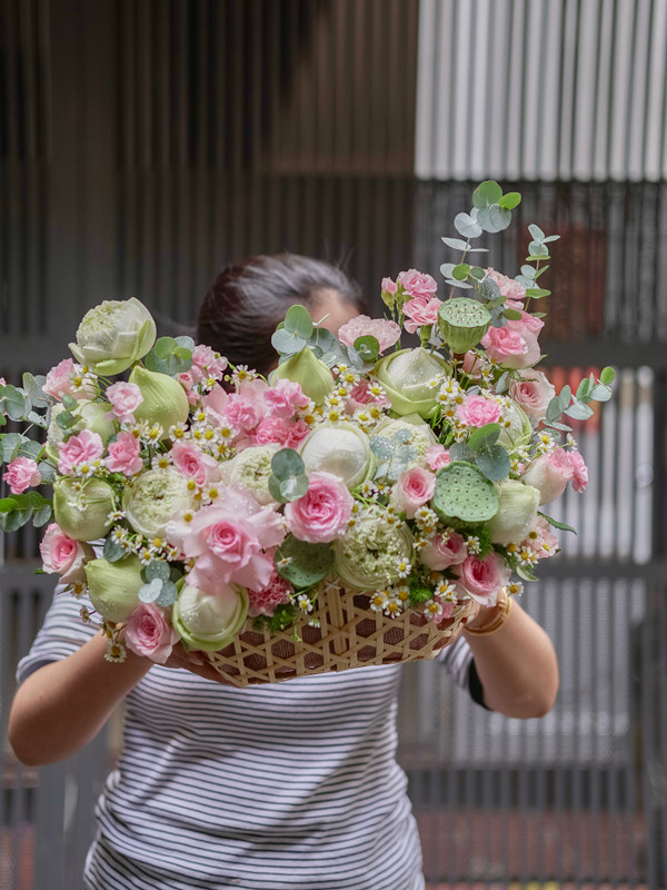 Giỏ hoa sen trắng hồng