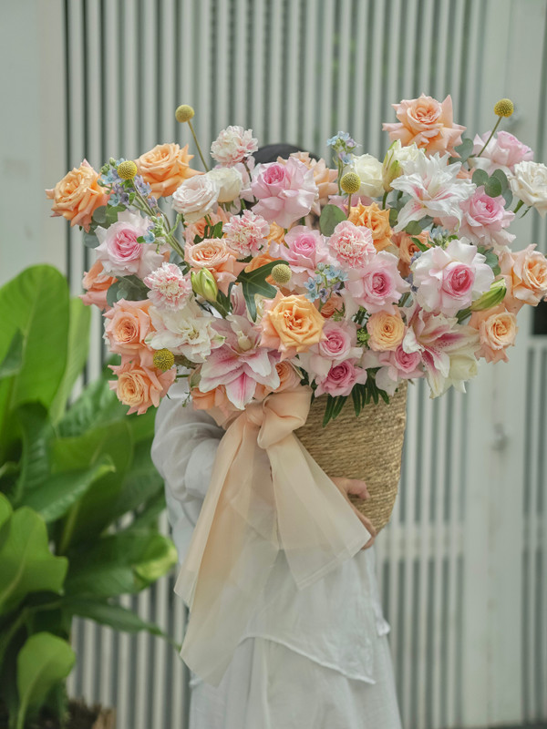 Hoa sinh nhật - Giỏ hoa sinh nhật tặng sếp màu hồng cam sang trọng