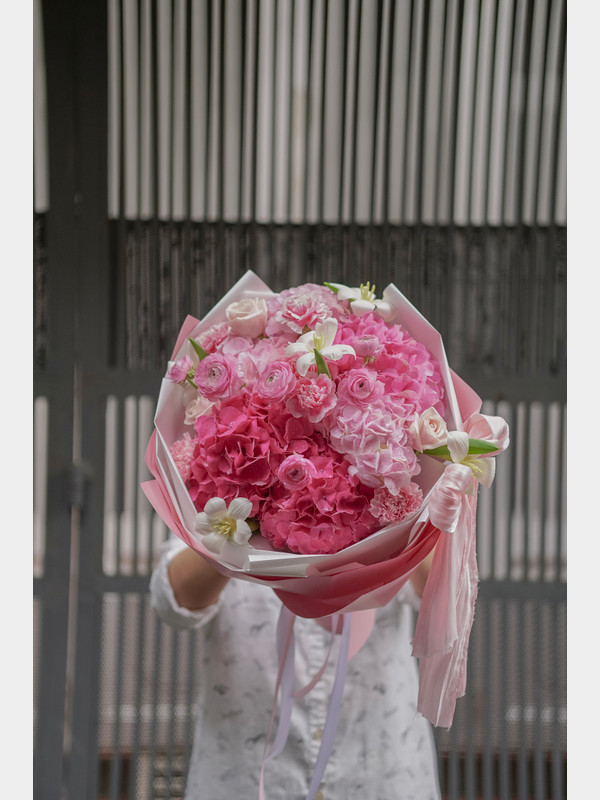 Bó hoa tú cầu hồng mix tulip sang trọng tinh tế