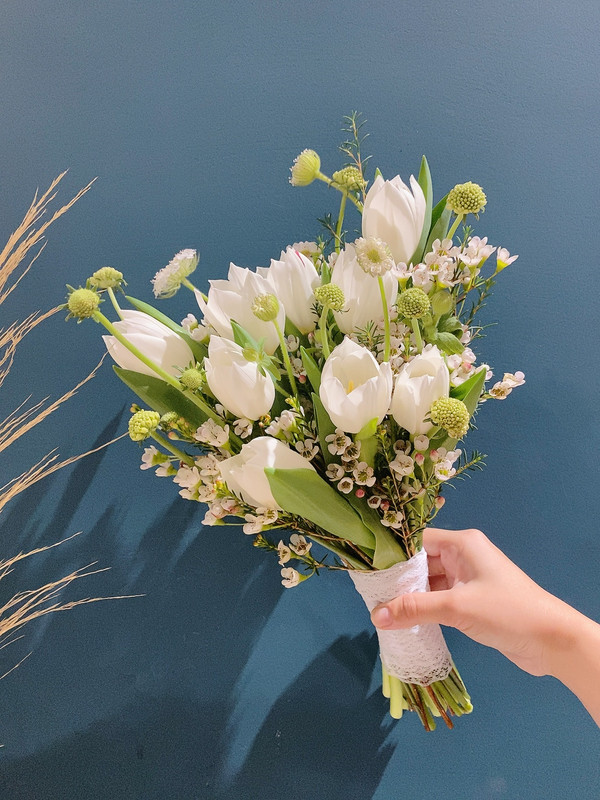 Hoa cưới tulip trắng mix hoa thanh liễu trắng