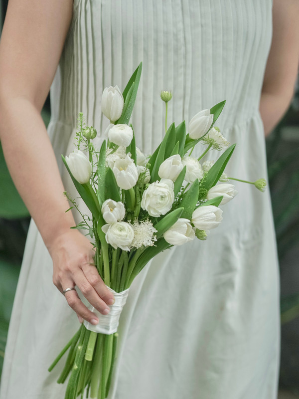 Bó hoa cưới tulip trắng mix mao lương sang trọng