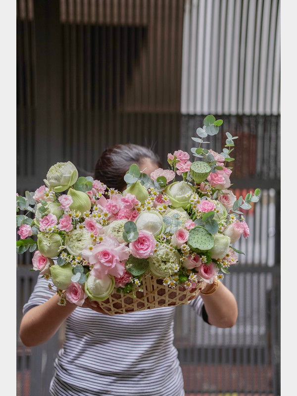 Giỏ hoa sen trắng hồng