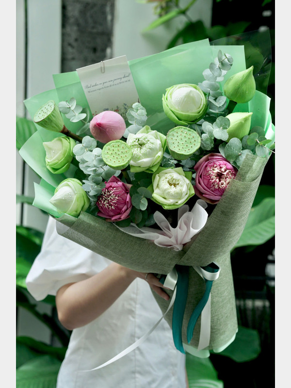 [Hoa 20/11] Bó hoa sen tặng đối tác sang trọng ý nghĩa