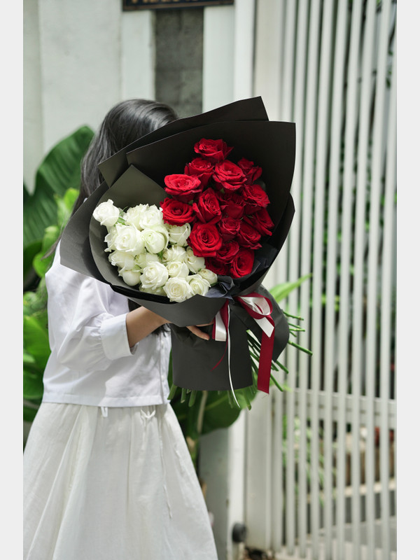 Bó hoa hồng trái tim đỏ trắng tặng người yêu