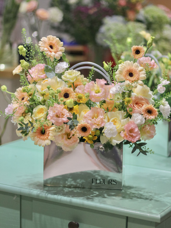 Giỏ hoa tặng mẹ dịp sinh nhật - Giỏ hoa tone vàng cam sang trọng tặng mẹ, tặng phái đẹp dịp sinh nhật