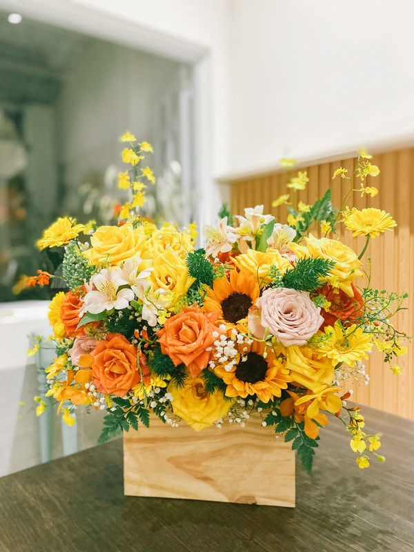 Giỏ hoa chúc mừng vàng cam