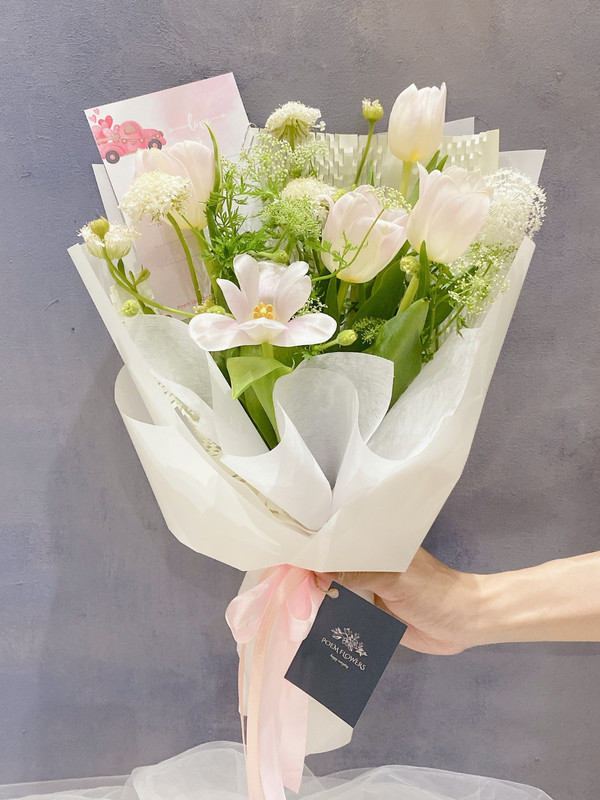Hoa tặng người yêu - Bó hoa tulip trắng hồng sang trọng - hoa mừng kỷ niệm ngày yêu