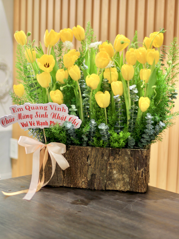 Lẵng hoa chúc mừng sinh nhật - Giỏ hoa sinh nhật tulip vàng 30 bông sang trọng tặng đối tác, tặng sếp