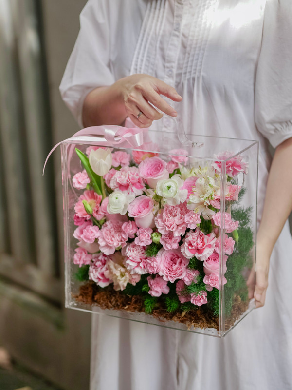 Hộp hoa mica tone hồng sang trọng tặng đối tác