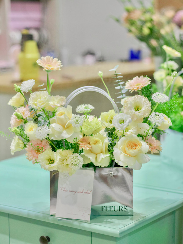 [Hoa 20/11] Hoa chúc mừng - Hoa ngày của Mẹ -Giỏ hoa vàng nhạt tươi tắn chào ngày mới