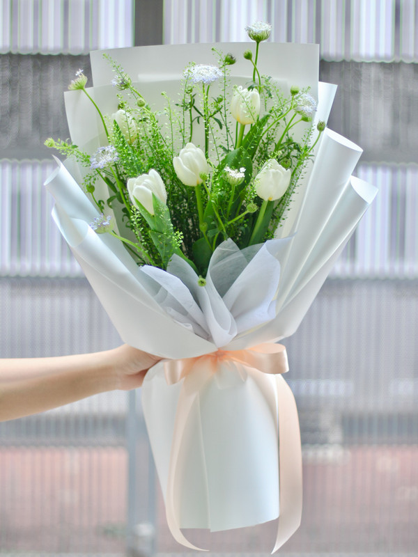 Hoa tặng sinh nhật - Bó hoa tulip trắng 5 cành mix hoa thúy châu