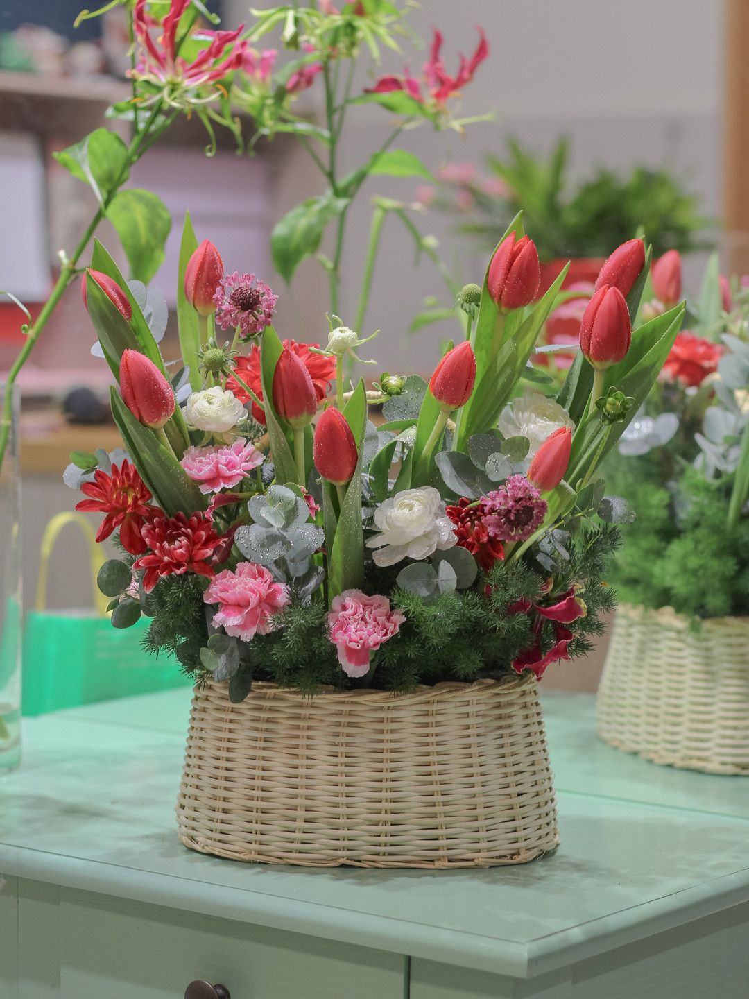 POEM FLOWERS - Giỏ hoa tulip đỏ - Giỏ hoa tulip đỏ sang trọng, lãng mạn tặng vợ