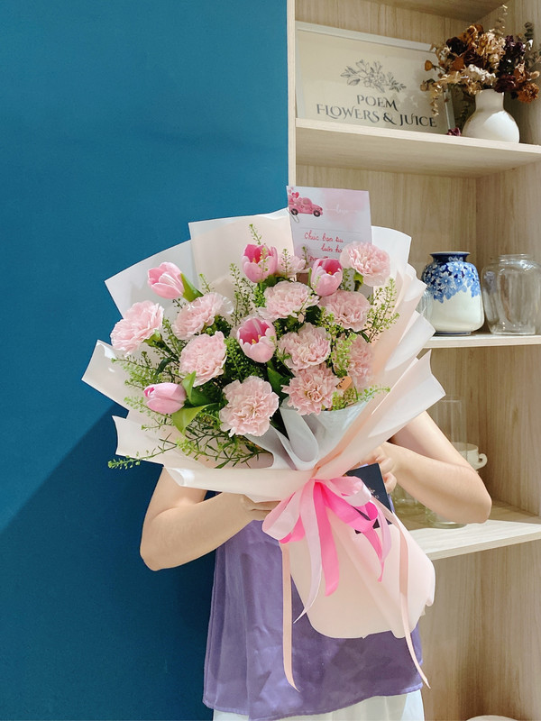 Hoa tặng sinh nhật - Bó hoa tulip cẩm chướng hồng tặng người yêu sang trọng nhã nhặn
