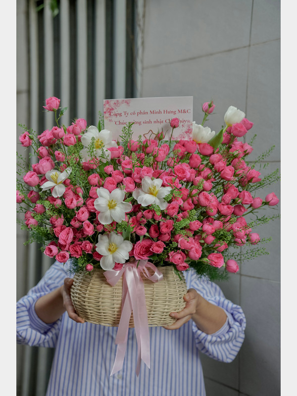 Giỏ hoa Sophia mix tulip trắng sang trọng tặng sếp nữ