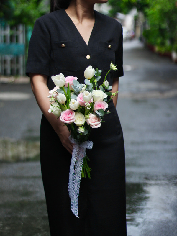 Hoa cưới tulip - Bó hoa cưới tulip trắng mix hoa hồng kem