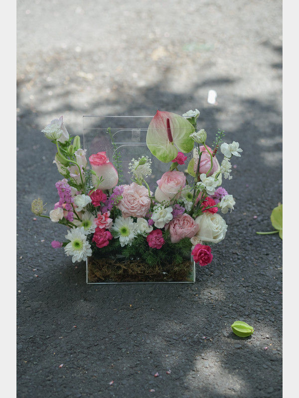 Hoa thiết kế - Túi xách hoa mica sang trọng tặng sinh nhật