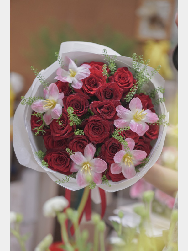 Bó hồng đỏ mix tulip tặng người yêu