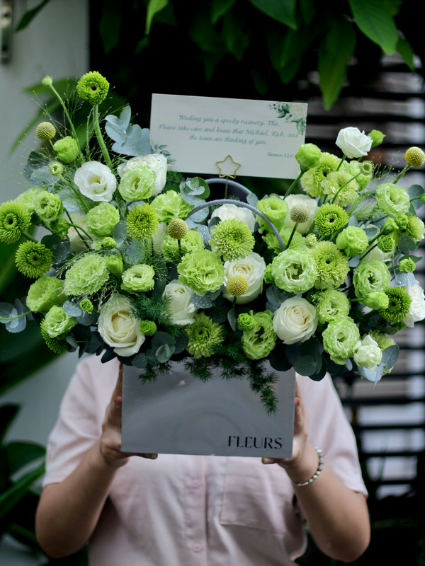 Giỏ hoa tone xanh tặng sinh nhật nam