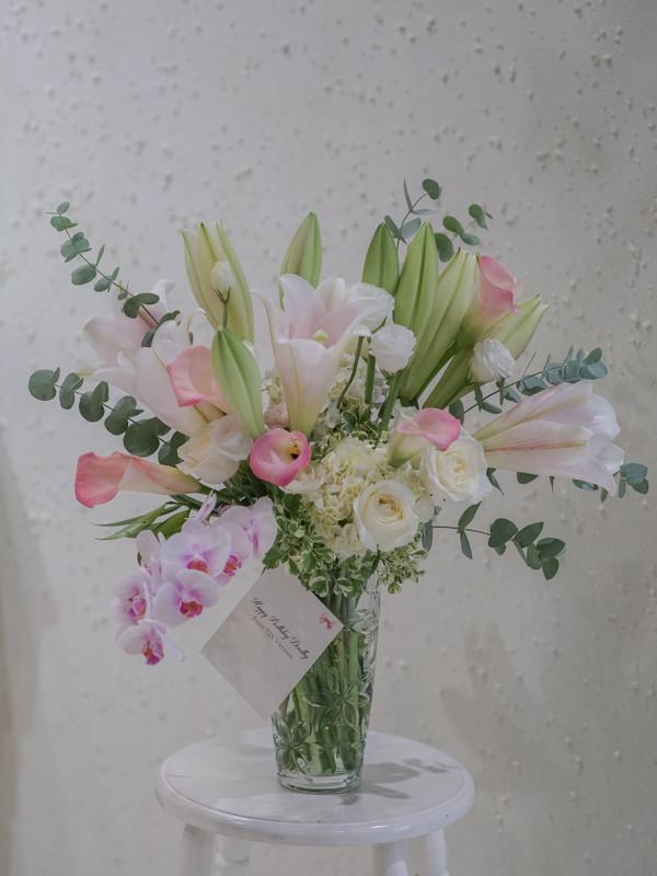 Bình hoa loa kèn hồng chưng bàn làm việc nữ
