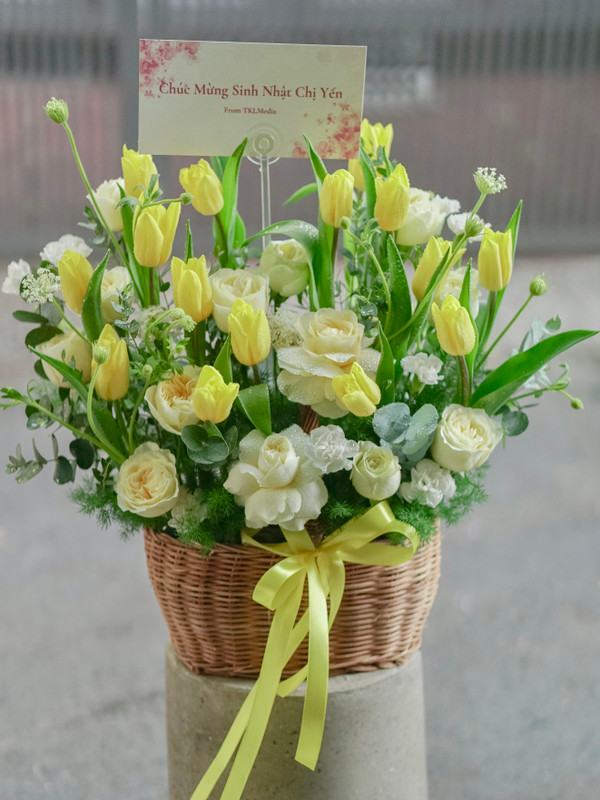Giỏ hoa 20 cành tulip vàng tặng sếp