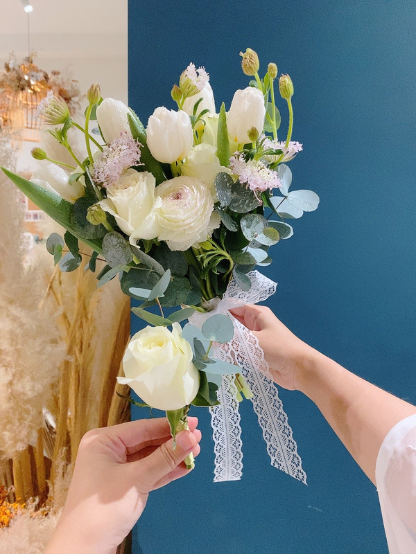 Hoa cưới tulip trắng mix hoa hồng